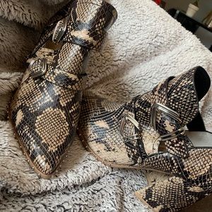 😍STUDDED SNAKESKIN GIANNI BINI BOOTIES 😍